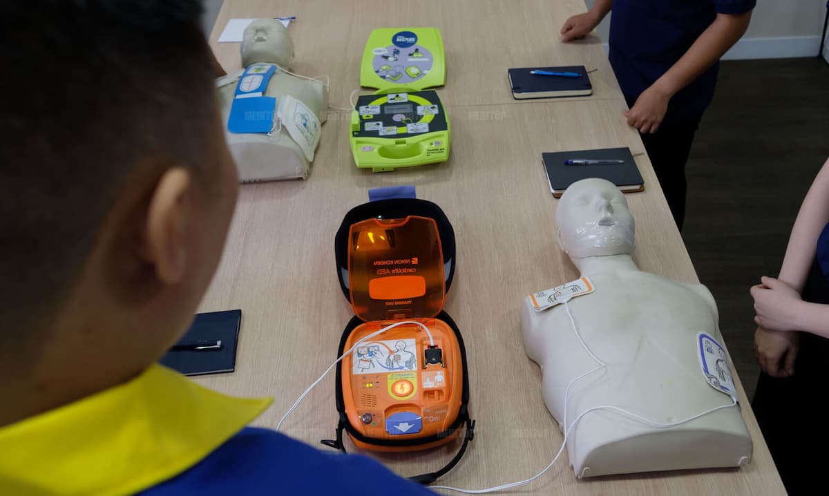 Máy AED Nihon Kohden Cardiolife